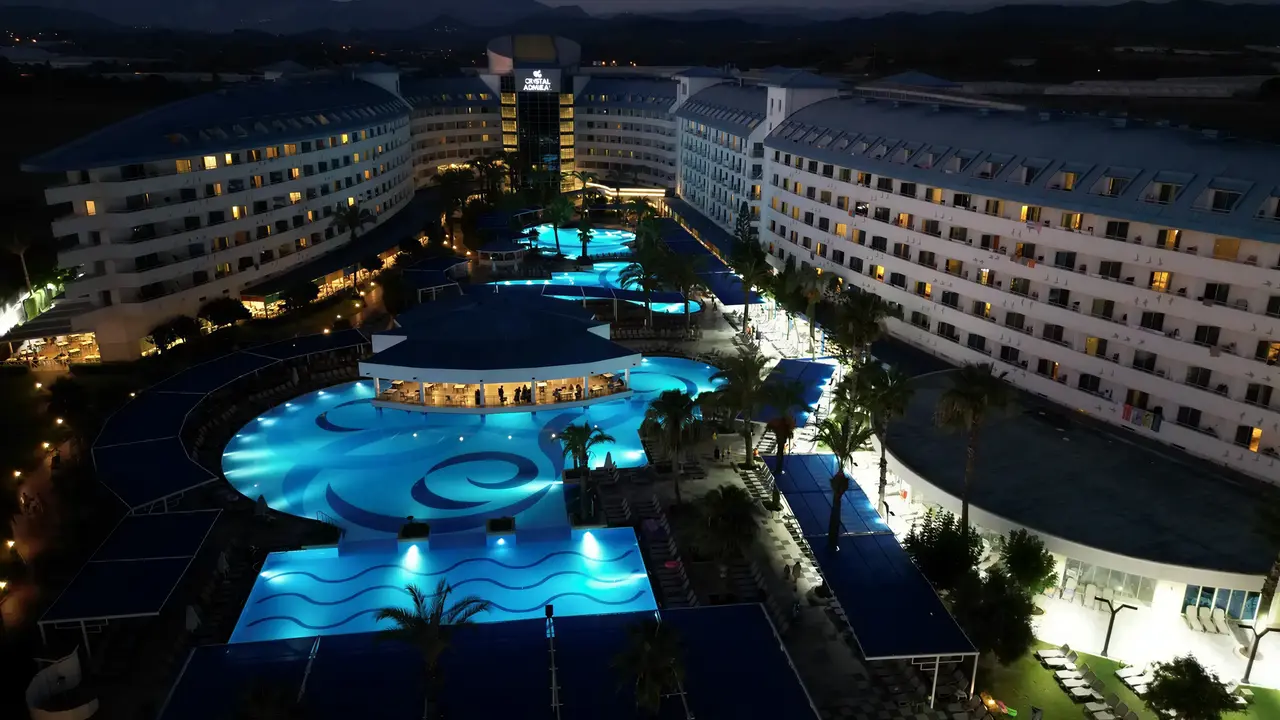 Nocny widok na kompleks Crystal Admiral Aqua Collection z basenami