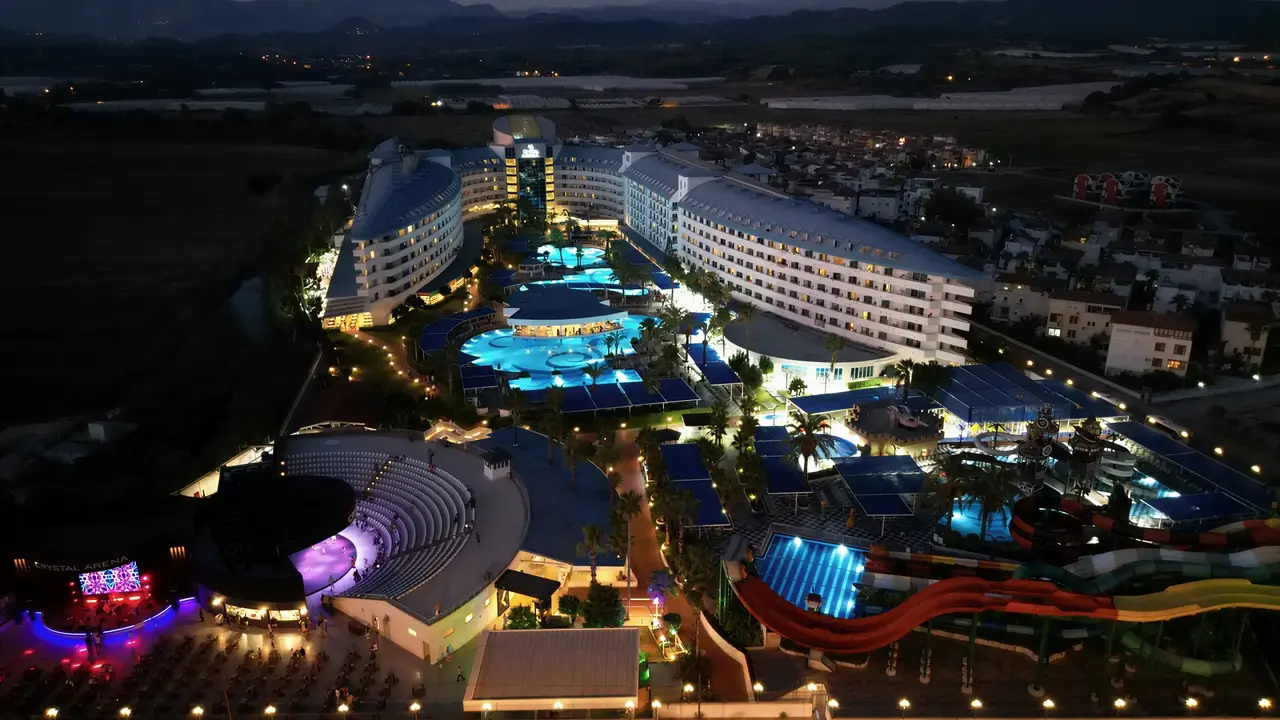 Amfiteatr i oświetlone centrum rozrywki w Crystal Admiral Aqua Collection