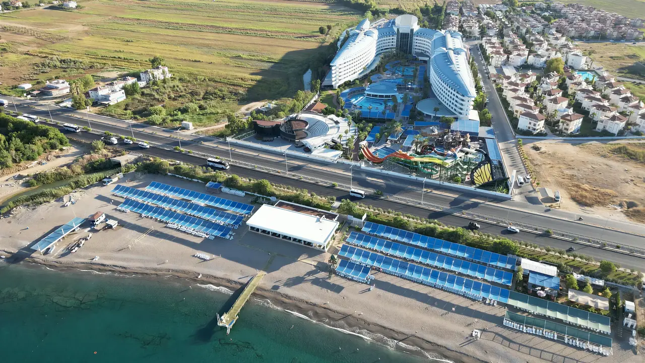 Widok z lotu ptaka na Crystal Admiral Aqua Collection i plażę