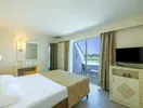 Nowoczesny pokój z łóżkiem w Crystal Admiral Aqua Collection
