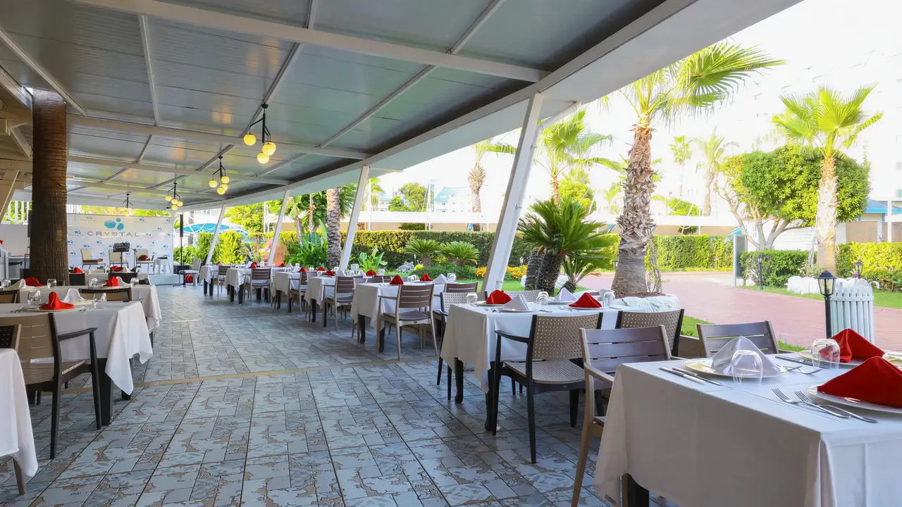 Restauracja w Crystal Admiral Aqua Collection z nakrytymi stołami