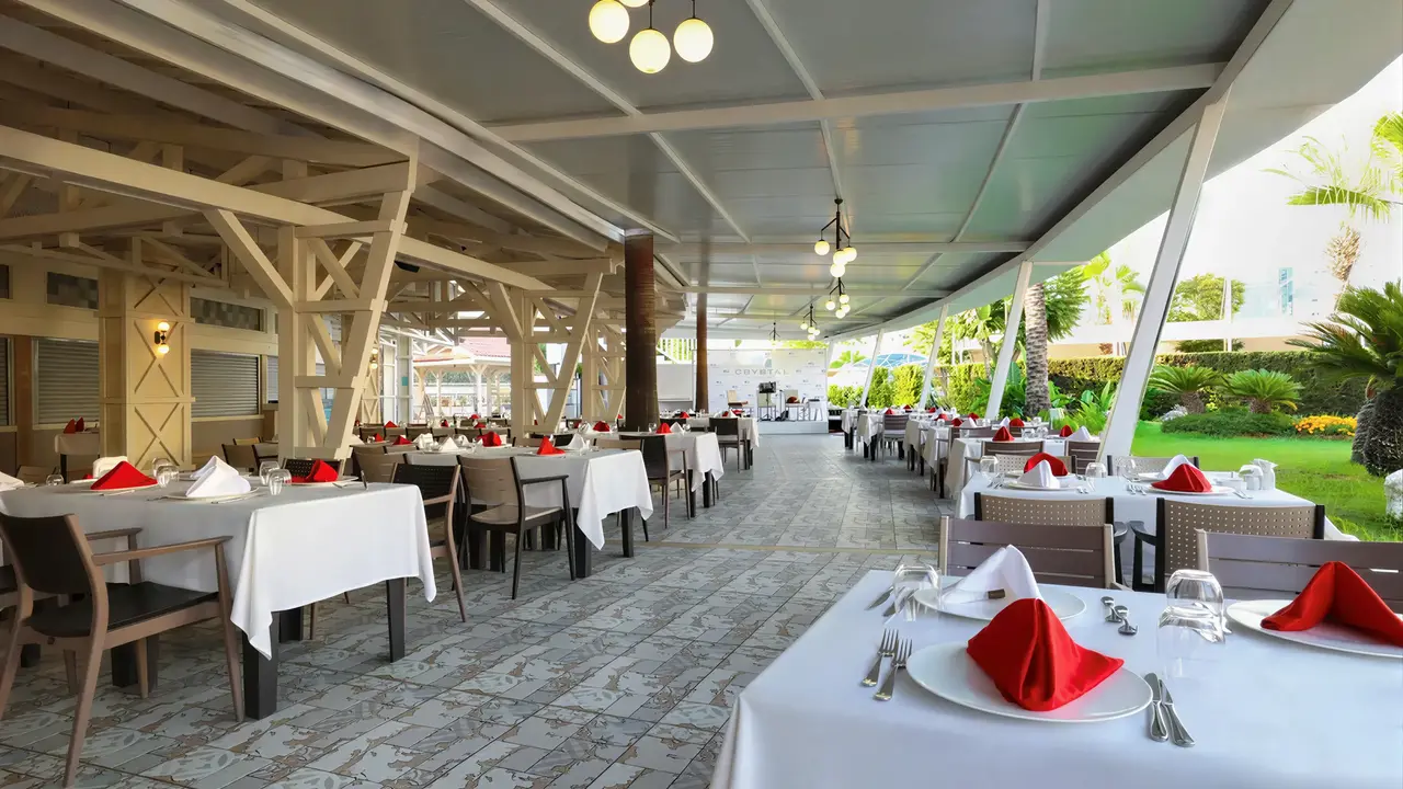 Restauracja w Crystal Admiral Aqua Collection z nakrytymi stołami