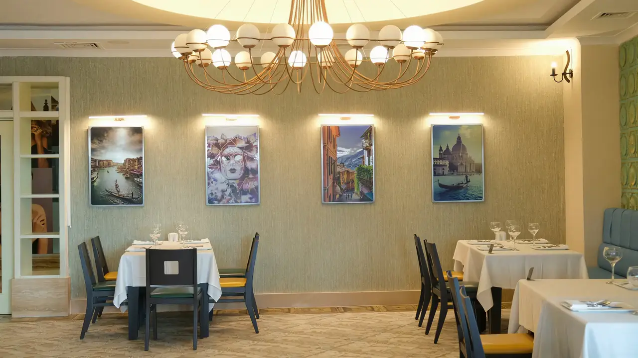 Elegancka restauracja w Crystal Admiral Aqua Collection z nakrytym stołem