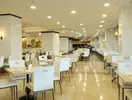 Jasna restauracja w Crystal Admiral Aqua Collection z białymi krzesłami