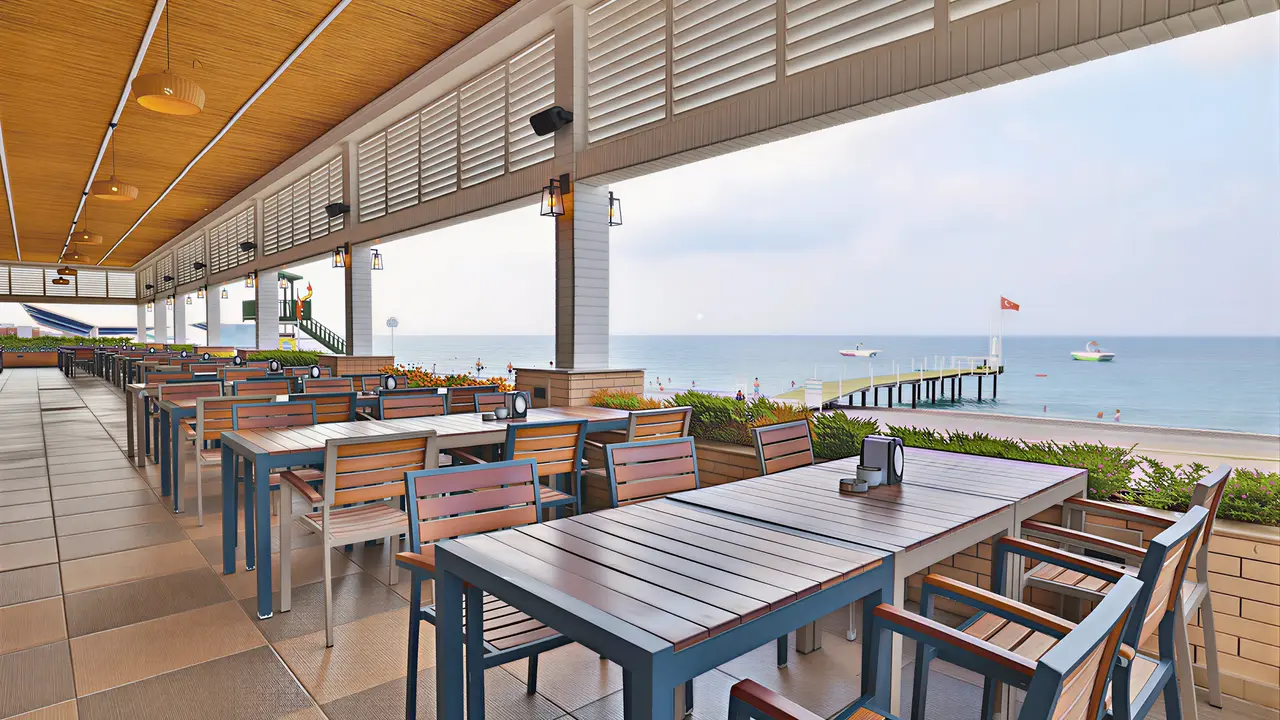 Restauracja w Crystal Admiral Aqua Collection z widokiem na morze