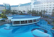 Widok na kompleks basenów w Crystal Admiral Aqua Collection