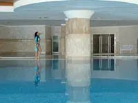 Kryty basen w obiekcie Crystal Admiral Aqua Collection