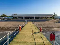 Drewniany pomost prowadzący do plaży w Crystal Admiral Aqua Collection