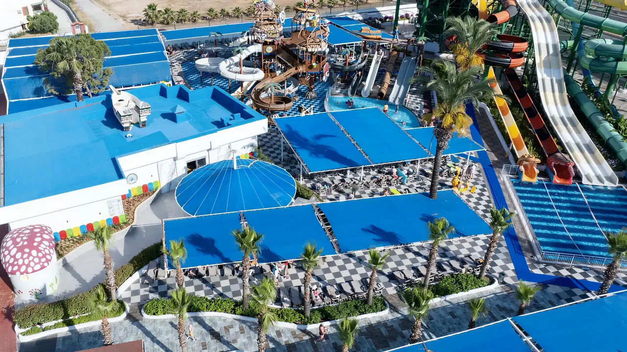 Zjeżdżalnie wodne i baseny w Crystal Admiral Aqua Collection
