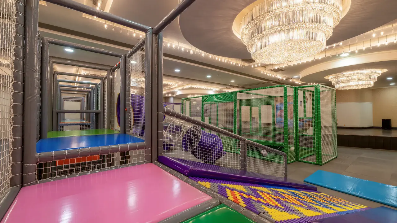 Kolorowy plac zabaw dla dzieci w Crystal Admiral Aqua Collection