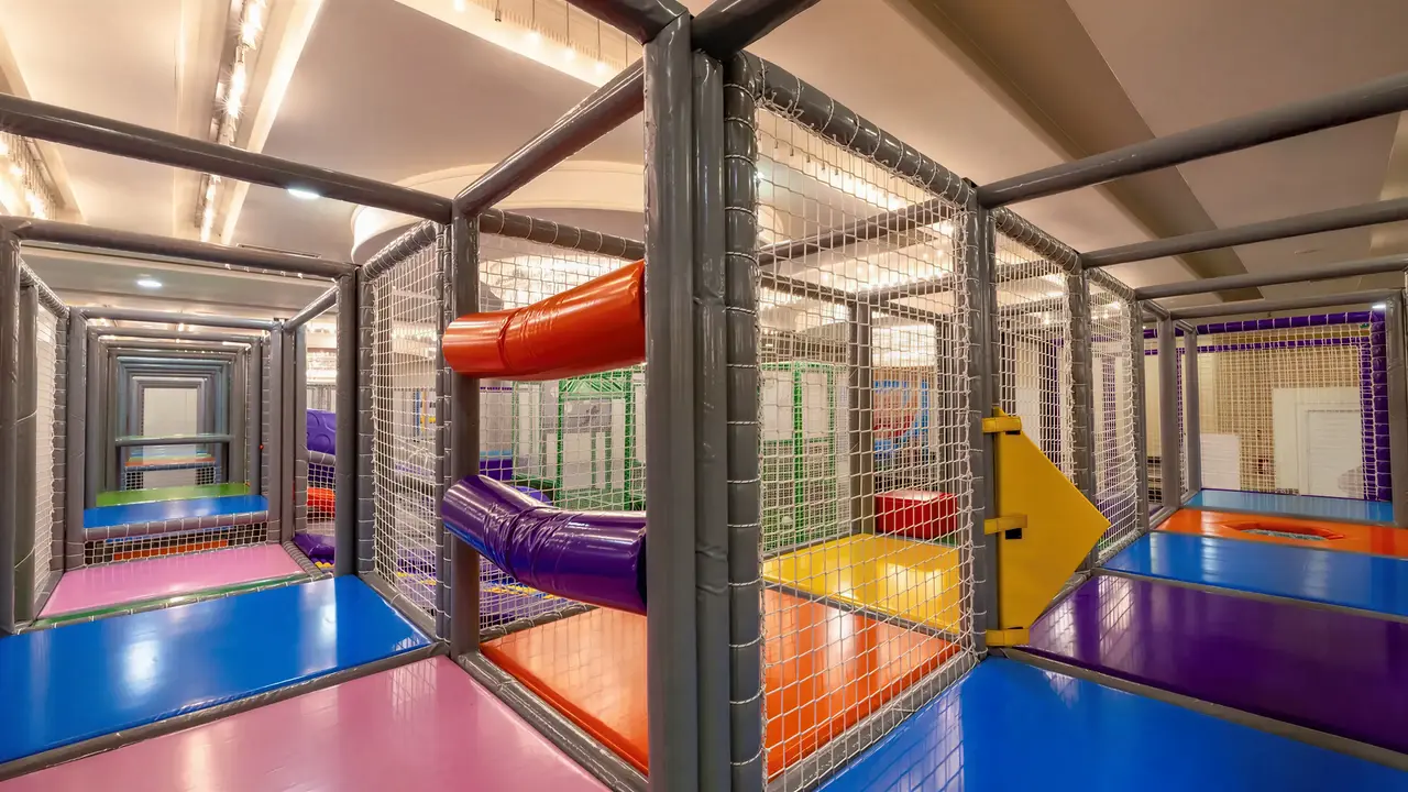 Kolorowy plac zabaw dla dzieci w Crystal Admiral Aqua Collection