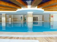 Kryty basen w hotelu Crystal Admiral Aqua Collection