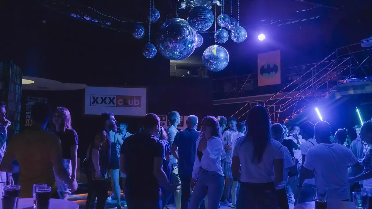 Ludzie bawią się w klubie w Crystal Admiral Aqua Collection