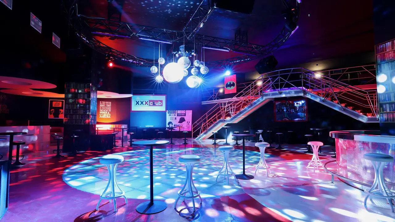 Nowoczesny klub nocny w Crystal Admiral Aqua Collection z oświetleniem