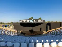 Amfiteatr w Crystal Admiral Aqua Collection z rzędami białych siedzeń
