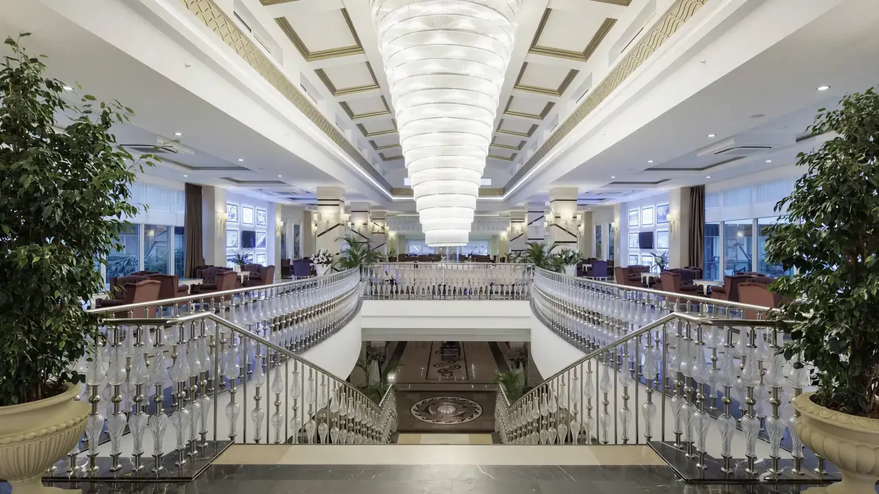 Luksusowe lobby z szerokimi schodami w Crystal Waterworld Resort & Spa