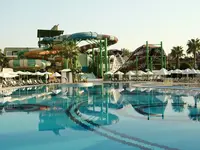 Zjeżdżalnie wodne i basen w Crystal Waterworld Resort & Spa