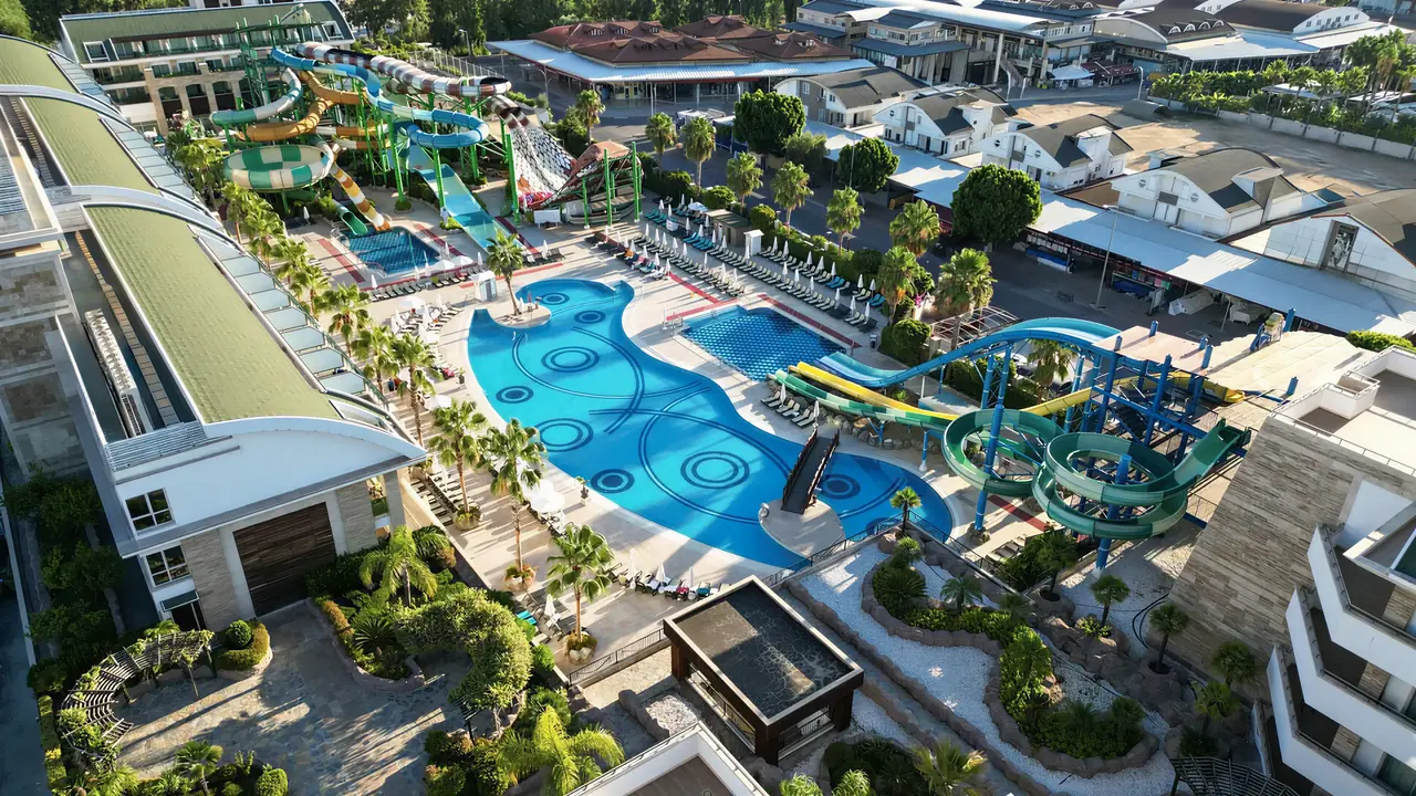 Widok na kompleks basenów i zjeżdżalni Crystal Waterworld Resort & Spa