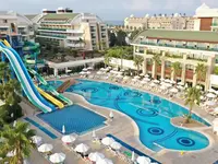 Zjeżdżalnie wodne i basen w Crystal Waterworld Resort & Spa
