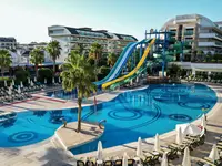 Zjeżdżalnie wodne i basen w Crystal Waterworld Resort & Spa