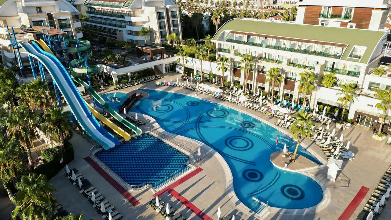 Zjeżdżalnie wodne i baseny w Crystal Waterworld Resort & Spa