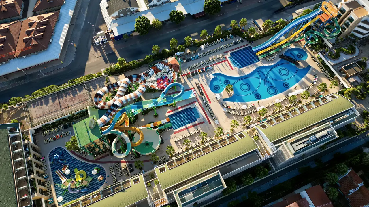 Aquapark ze zjeżdżalniami w Crystal Waterworld Resort & Spa