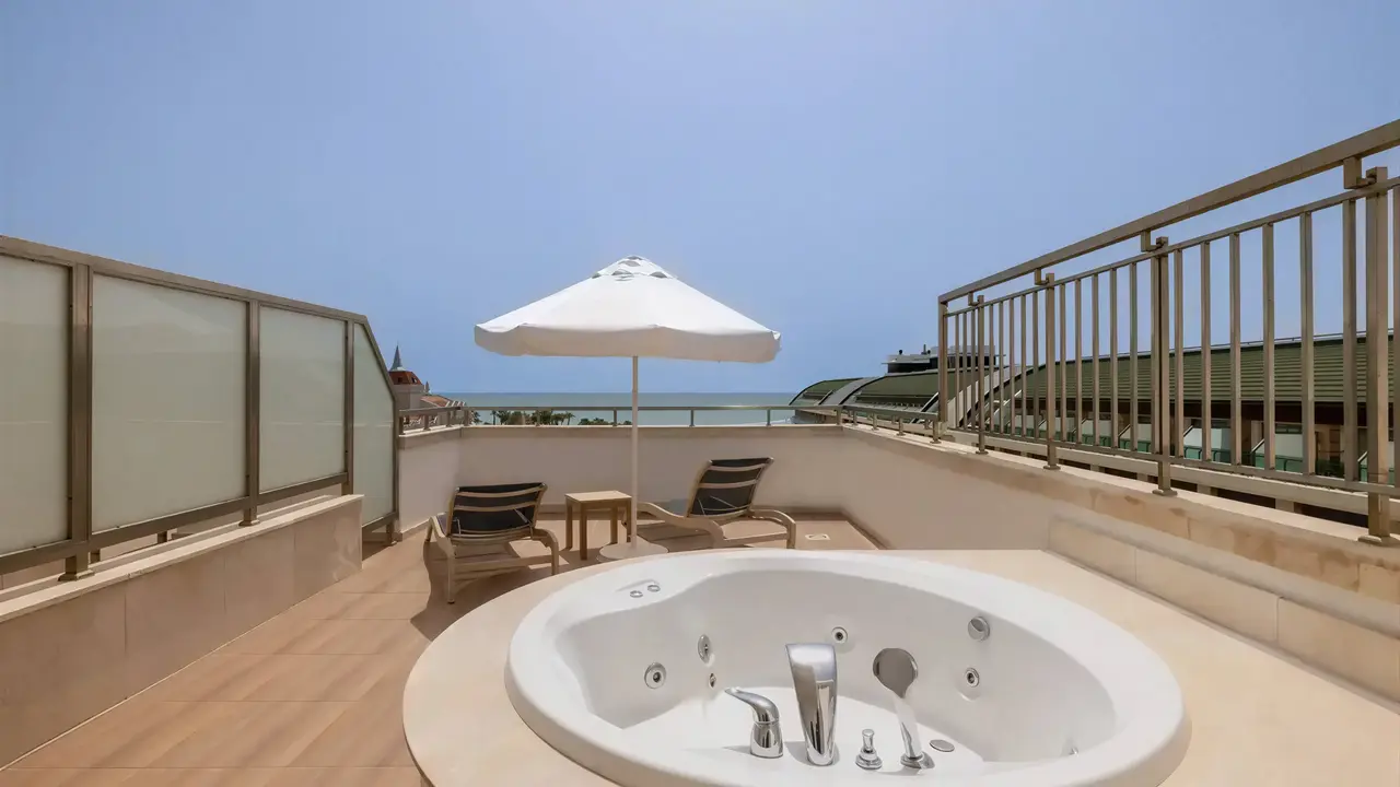 Prywatny taras z jacuzzi w Crystal Waterworld Resort & Spa