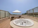 Prywatny taras z jacuzzi w Crystal Waterworld Resort & Spa