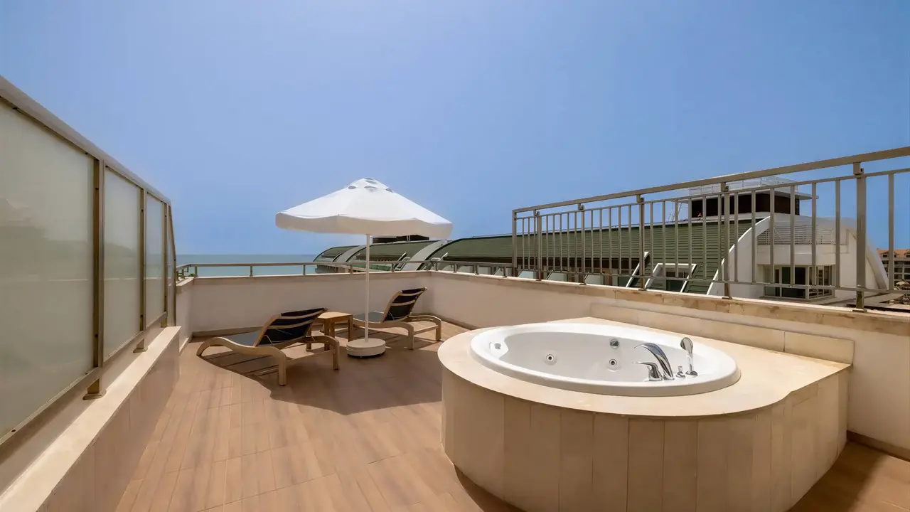 Prywatny taras z jacuzzi w Crystal Waterworld Resort & Spa