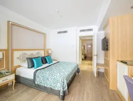 Nowoczesny pokój z łóżkiem w Crystal Waterworld Resort & Spa