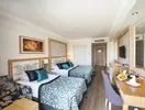 Wnętrze pokoju z dwoma łóżkami w Crystal Waterworld Resort & Spa