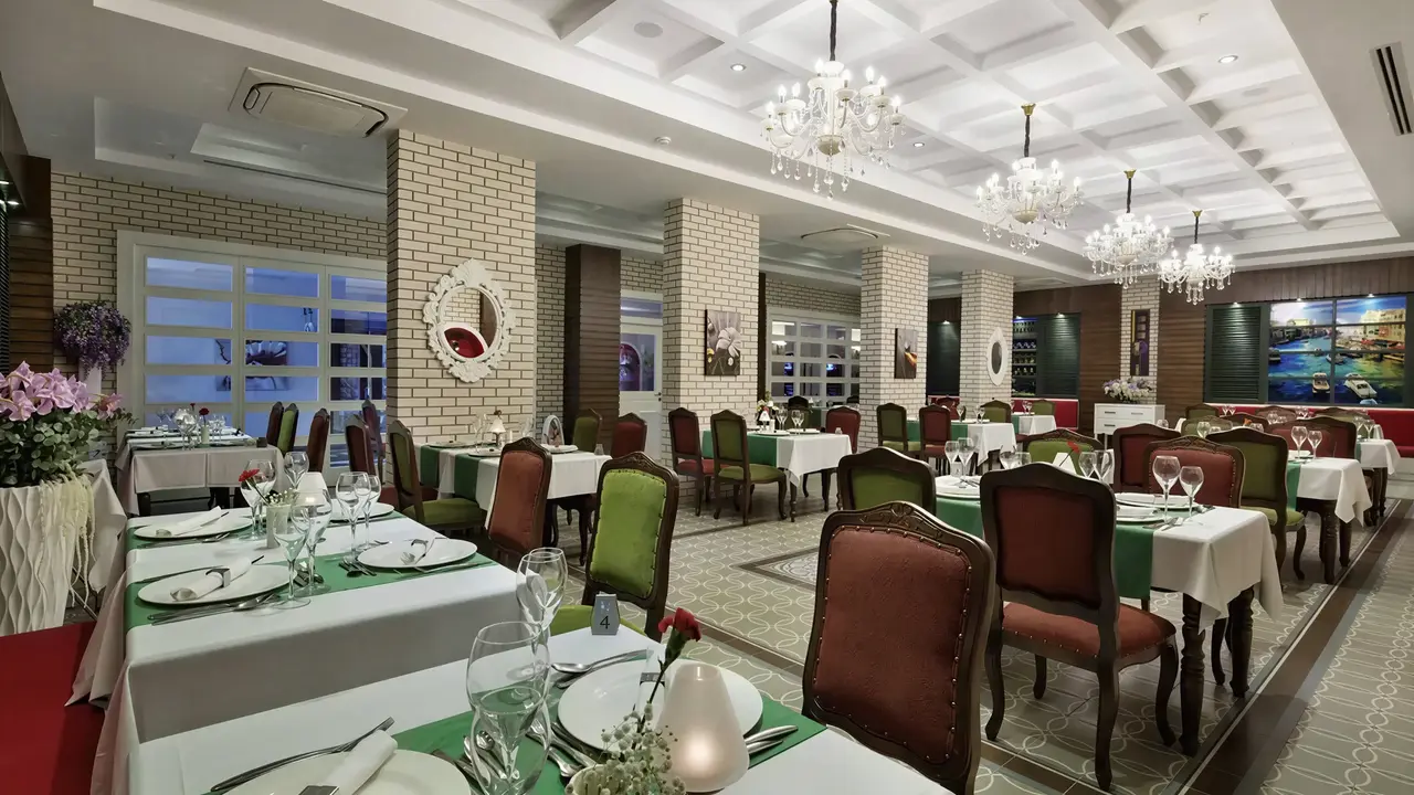 Elegancka restauracja w Crystal Waterworld Resort & Spa z nakrytymi stołami