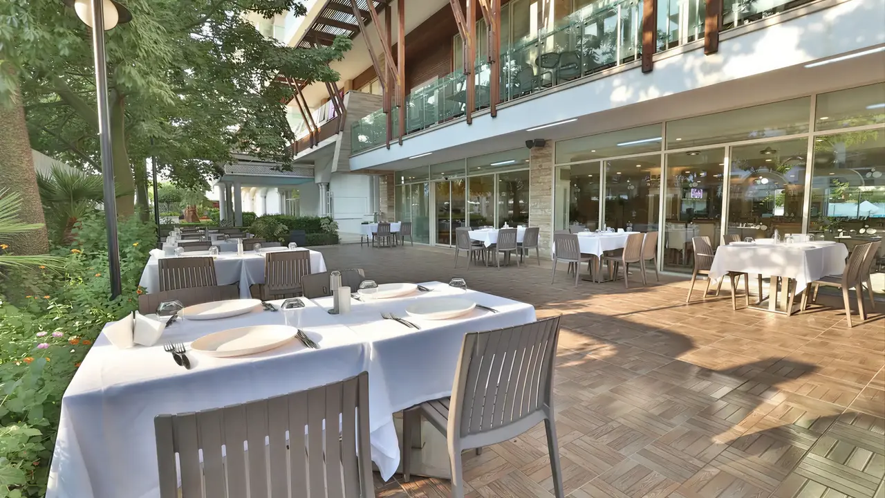 Stolik restauracyjny na tarasie w Crystal Waterworld Resort & Spa