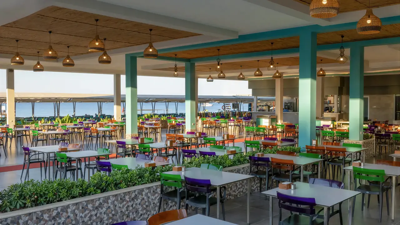 Restauracja w Crystal Waterworld Resort & Spa z kolorowymi krzesłami