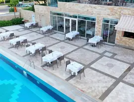 Restauracja na zewnątrz w Crystal Waterworld Resort & Spa