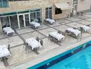 Stolik restauracyjny przy basenie w Crystal Waterworld Resort & Spa