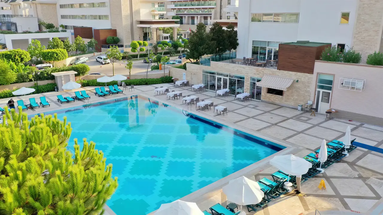 Basen z leżakami w hotelu Crystal Waterworld Resort & Spa