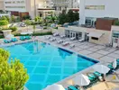 Basen z leżakami w hotelu Crystal Waterworld Resort & Spa