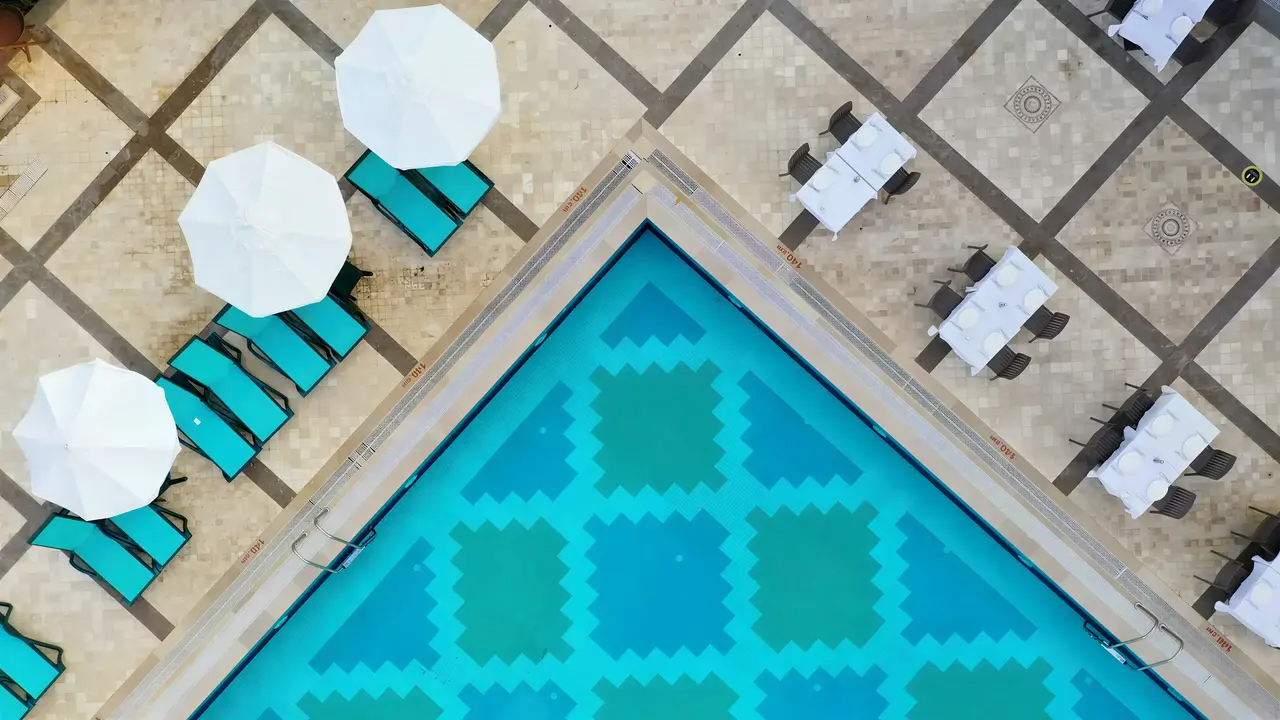 Basen z leżakami i parasolami w Crystal Waterworld Resort & Spa