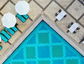 Basen z leżakami i parasolami w Crystal Waterworld Resort & Spa
