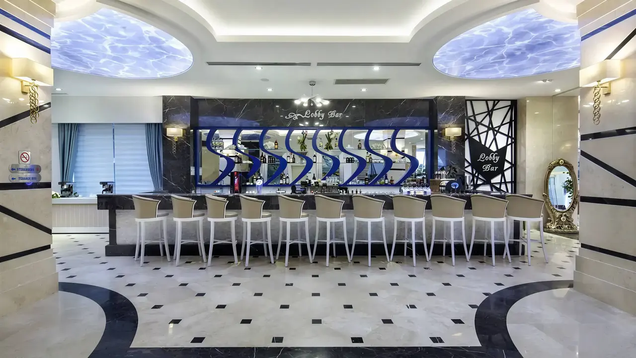 Nowoczesny bar w Crystal Waterworld Resort & Spa z białymi hokerami