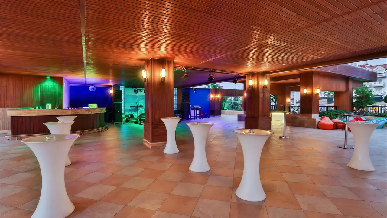 Strefa z wysokimi stolikami cocktail w Crystal Waterworld Resort & Spa