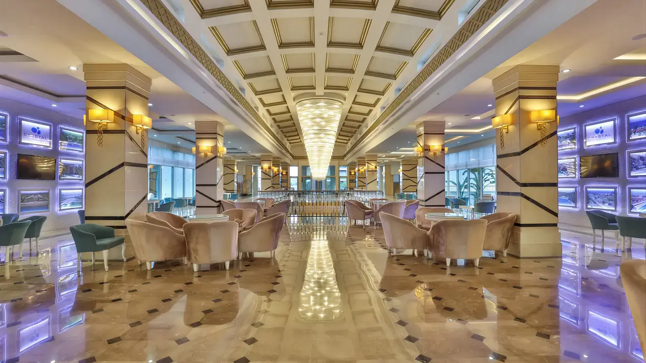 Eleganckie wnętrze lobby w Crystal Waterworld Resort & Spa