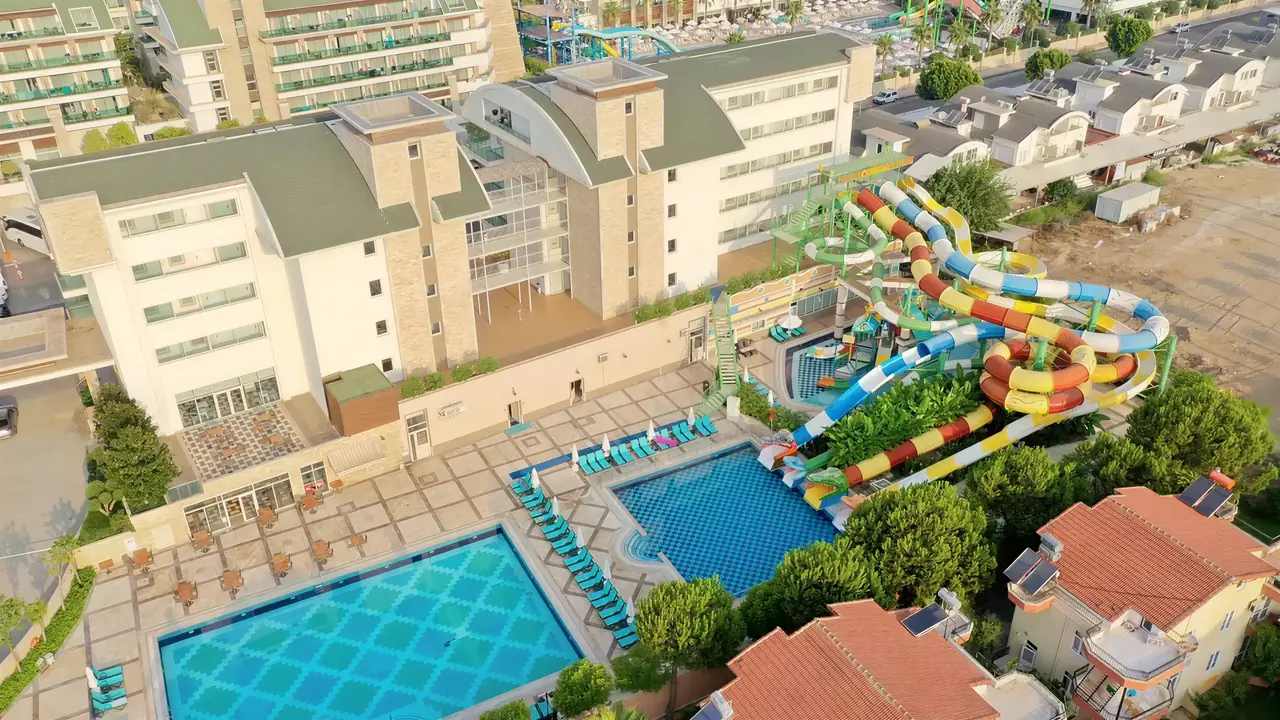Widok na kompleks budynków i baseny Crystal Waterworld Resort & Spa