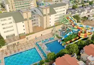 Widok na kompleks budynków i baseny Crystal Waterworld Resort & Spa