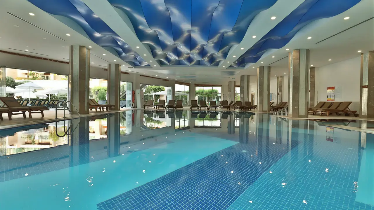 Kryty basen w hotelu Crystal Waterworld Resort & Spa