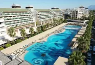 Widok na kompleks i baseny w Crystal Waterworld Resort & Spa