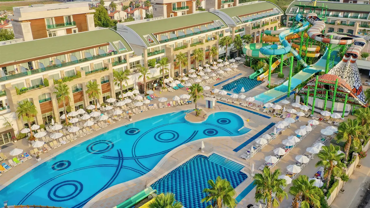 Widok na kompleks basenów w Crystal Waterworld Resort & Spa