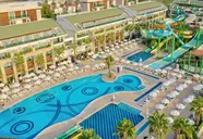 Widok na kompleks basenów w Crystal Waterworld Resort & Spa