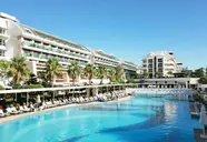 Widok na budynki i basen w Crystal Waterworld Resort & Spa